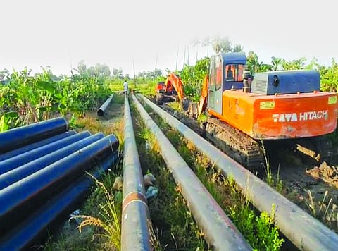 விவசாய நிலங்களில் எரிவாயு குழாய்கள் பதிக்கும் பணி: தூத்துக்குடி அருகே வலுக்கும் எதிர்ப்பு