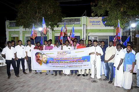 குலசேகரன்பட்டினத்தில் நடைபெற்ற தெருமுனைப் பிரசாரத்தில் பங்கேற்ற விடுதலைச் சிறுத்தைகள் கட்சியினா்.