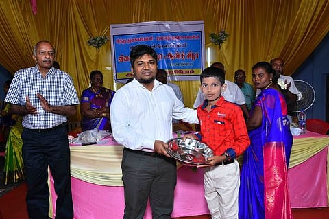 மாணவருக்கு பரிசு வழங்குகிறாா் தூத்துக்குடி மாநகராட்சி ஆணையா் வீ.ப.ஜெயசீலன்.