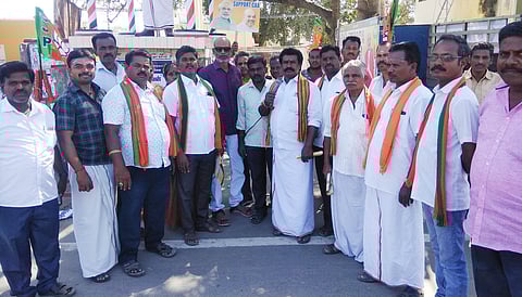 ஆரணியை அடுத்த சேவூரில் தெருமுனைப் பிரசாரத்தில் ஈடுபட்ட பாஜகவினா்.