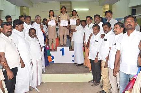 நிகழ்ச்சியில் விளையாட்டுப் போட்டிகளில் சிறப்பிடம் பெற்ற மாணவிகளுக்கு சான்றிதழ் வழங்கிய தூசி கே.மோகன் எம்எல்ஏ.