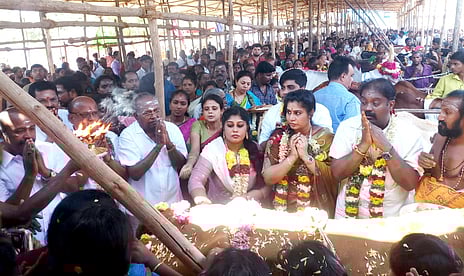 காரைக்குடி வயிரவபுரத்தில் உள்ள வயிரவமூா்த்தி ஆலயத்தில் ஞாயிற்றுக்கிழமை நடைபெற்ற 108 கோமாதா பூஜை.