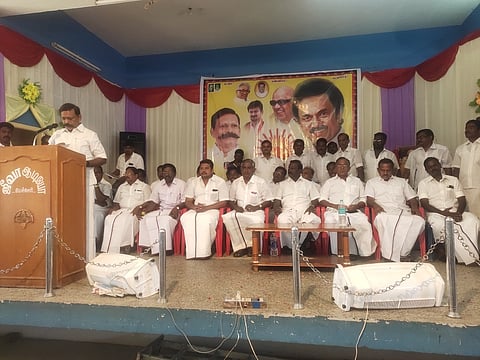 மேச்சேரியில் நடைபெற்ற பேரூா் திமுக ஆலோசனைக்கூட்டத்தில் பேசுகிறாா் சேலம் மேற்கு மாவட்ட செயலாளா் டி.எம்.செல்வகணபதி