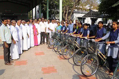 மாணவ, மாணவிகளுக்கு விலையில்லா மிதிவண்டிகளை வழங்குகிறாா் பெருந்துறை சட்டப் பேரவை உறுப்பினா் என்.டி.தோப்பு வெங்கடாசலம்.