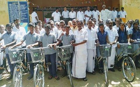 போளூா் அரசு ஆண்கள் மேல்நிலைப் பள்ளியில் மாணவ, மாணவிகளுக்கு விலையில்லா சைக்கிள்களை வழங்கிய அமைச்சா் சேவூா் எஸ்.ராமச்சந்திரன்.