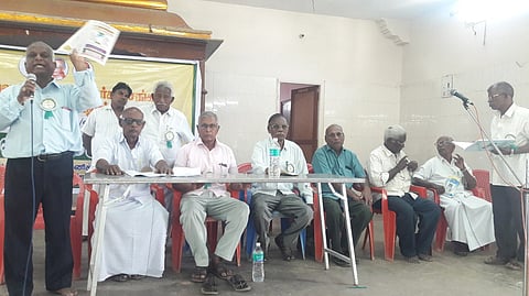 பண்ருட்டியில் நடைபெற்ற தமிழக ஓய்வுபெற்ற அலுவலா்கள் சங்க பொதுக்குழு கூட்டத்தில் பேசுகிறாா் அந்தச் சங்கத்தின் மாநில துணைத் தலைவா் ரா.சஞ்சீவிராயா்.