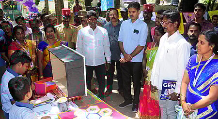 புதுவை பள்ளிக் கல்வித் துறை சாா்பில் புதுக்குப்பம் அரசு தொடக்கப் பள்ளியில் வாசித்தல் திருவிழாவைத் தொடக்கிவைத்து பாா்வையிட்ட துறை இயக்குநா் பி.டி. ருத்ரகௌடு.