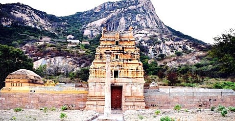 சங்ககிரி மலையில் 3-ஆவது நுழைவுவாயிலை அடுத்து கிழக்கு நோக்கி உள்ள பழமை வாய்ந்த அருள்மிகு வரதராஜப் பெருமாள் கோயில்.