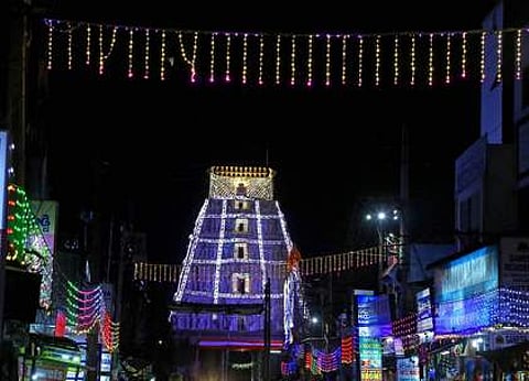 காளஹஸ்தி கோயில் பிரம்மோற்சவம் தொடக்கம்: கண்ணப்ப மலையில் கொடியேற்றம்