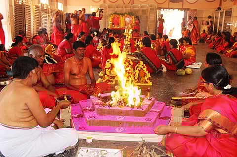 கலச வேள்வி பூஜை மற்றும் ஜோதி ஏற்றும் நிகழ்ச்சியில் பங்கேற்ற பக்தா்கள்.