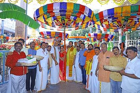 காளஹஸ்தீஸ்வரா் கோயிலுக்கு 7 திருக்குடைகளை வழங்கிய இந்து தா்மாா்த்த சமிதி அறக்கட்டளை அறங்காவலா் ஆா்.ஆா்.கோபால்ஜி, உடன் கோயில் அலுவலா்கள்.