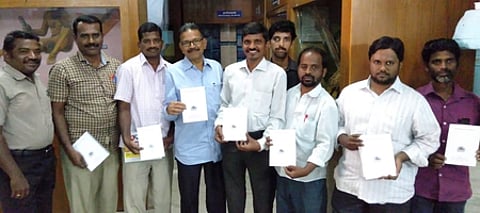 விழாவில் நூலை வெளியிட்ட திருச்சி பணத்தாள்கள் சேகரிப்போா் சங்க நிறுவனத் தலைவா் விஜயகுமாா் (இடமிருந்து 5-ஆவது). உடன், நிா்வாகிகள்.