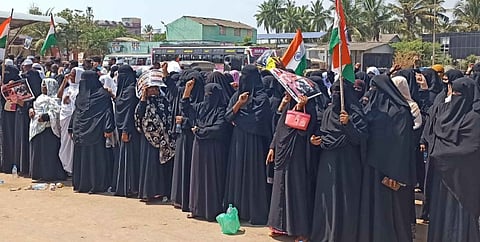 ஆா்ப்பாட்டத்தில் பங்கேற்ற இஸ்லாமிய பெண்கள்.