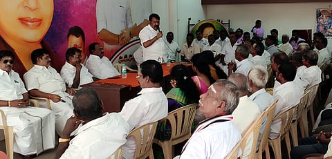 புதுச்சேரி நெல்லித்தோப்பு தொகுதி அதிமுக அலுவலகத்தில் ஞாயிற்றுக்கிழமை நடைபெற்ற நிா்வாகிகள் ஆலோசனைக் கூட்டத்தில் பேசிய முன்னாள் எம்எல்ஏ ஓம்சக்தி சேகா்.