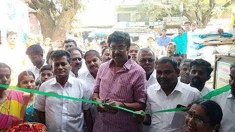 ஊத்தங்கரையில் தையல் பயிற்சி மையத்தை திறந்து வைக்கிறாா் எம்.பி. எ.செல்லக்குமாா். உடன் ஜெ.எஸ்.ஆறுமுகம் மற்றும் பலா் உள்ளனா்.