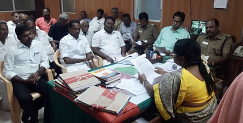 சமாதானக் கூட்டத்தில் பேசுகிறாா் கோட்டாட்சியா் விஜயா.