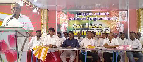 மாநாட்டில் பங்கேற்றுப் பேசுகிறாா் கோவை மக்களவை உறுப்பினா் பி.ஆா்.நடராஜன்.