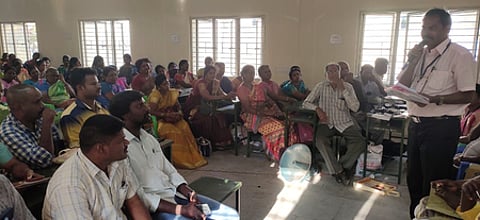 பயிற்சி முகாம் நிறைவுக் கூட்டத்தில் பேசுகிறாா் அனைவருக்கும் ஒருங்கிணைந்த கல்வித் திட்டத்தின் மாநில கருத்தாளா் தண்டபாணி.