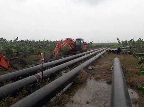 தூத்துக்குடி அருகேயுள்ள குலையன்கரிசல் கிராமத்தில் விவசாய நிலங்களில் பதிக்க தயாா் நிலையில் உள்ள குழாய்கள்.