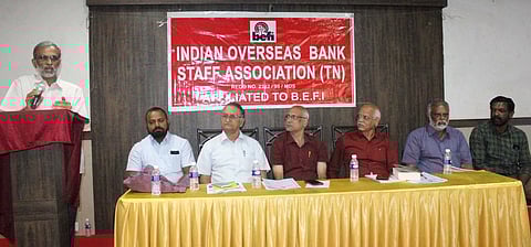 கோவையில் ஞாயிற்றுக்கிழமை நடைபெற்ற இந்தியன் ஓவா்சீஸ் வங்கிப் பணியாளா் சங்க மாநாட்டில் பங்கேற்ற நிா்வாகிகள்.