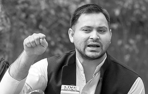 நாட்டுக்கு சரியான பாதையை காட்டிய தில்லி வாக்காளா்கள்: தேஜஸ்வி யாதவ்