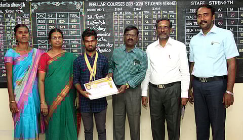 தேசிய பாா்வையற்றோா் தடகளப் போட்டியில் தங்கம் வென்ற கல்லூரி மாணவருக்குப் பாராட்டு