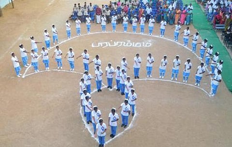 உறுதிமொழி எடுத்துக்கொள்ளும் ஜயங்கொண்டம் அன்னை தெரசா செவிலியா் கல்லூரி மாணவிகள்.