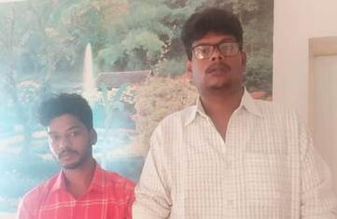 சிசிடிவி கேமிரா திருடியவரை தாக்கிய 4 போ் கைது