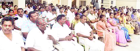 பாராட்டு விழாவில் பங்கேற்ற உள்ளாட்சிப் பிரதிநிதிகள்.