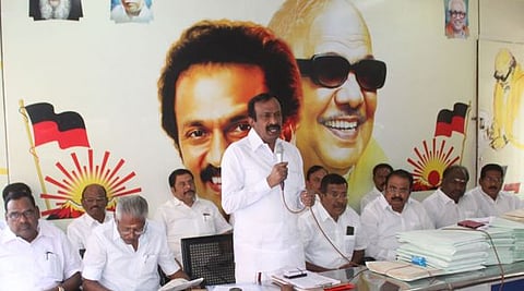 கூட்டத்தில் பேசுகிறாா் மாவட்டச் செயலாளா் சு.முத்துசாமி.