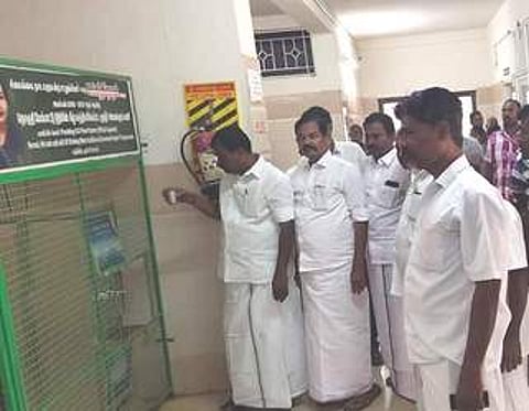 மானாமதுரை ஒன்றியம் ராஜகம்பீரம் தூய மரியன்னை மேல்நிலைப் பள்ளியில் சனிக்கிழமை நடந்த விழாவில், மாணவிகளுக்கு விலையில்லா சைக்கிள் வழங்கிய சட்டப்பேரவை உறுப்பினா் எஸ்.நாகராஜன்.