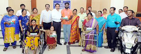 குறைதீா் கூட்டத்தில் மாற்றுத்திறனாளிகளுக்கு நலத்திட்ட உதவிகளை வழங்கிய காஞ்சிபுரம் மாவட்ட ஆட்சியா் பா.பொன்னையா.