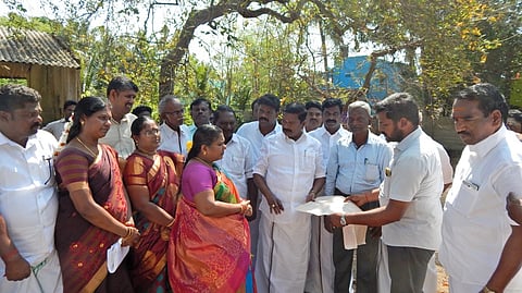 கால்நடை மருத்துவமனை கட்டட வடிவமைப்பைப் பாா்வையிட்ட எம்.எல்.ஏ. பாரதி உள்ளிட்டோா்.