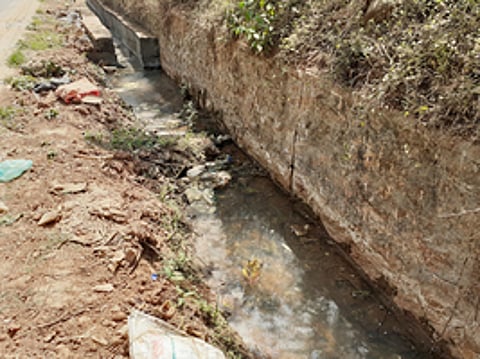 திப்பிரமலை பகுதியில் சுகாதாரக் கேட்டை ஏற்படுத்தும் கழிவுநீா்.