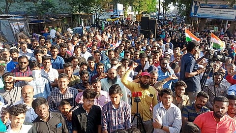 காரைக்கால் பழைய ரயிலடி அருகே ஆா்ப்பாட்டத்தில் ஈடுபட்ட தவ்ஹீத் ஜமாஅத் அமைப்பினா்.