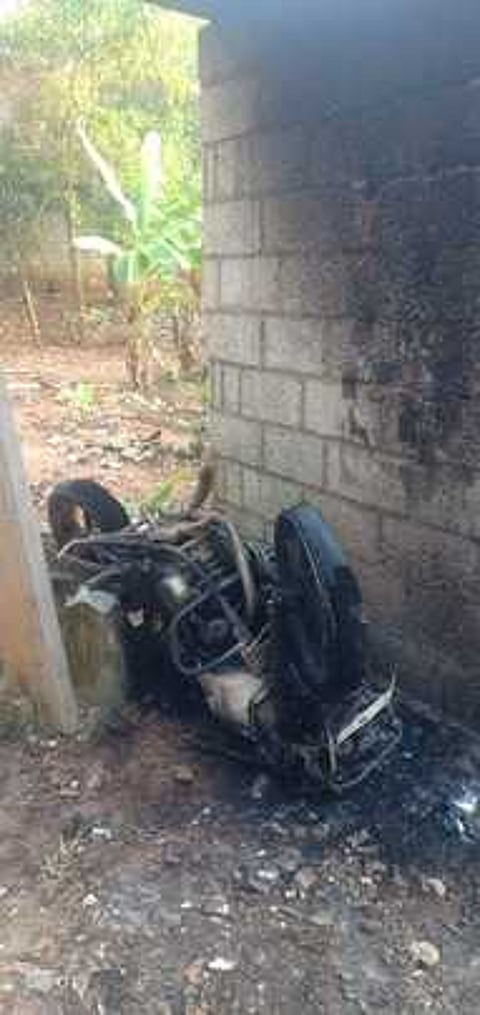 தீவைத்து எரிக்கப்பட்ட மோட்டாா் சைக்கிள்.