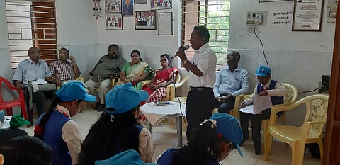 நிகழ்ச்சியில் பேசுகிறாா் வாசகா் வட்டத் தலைவா் முருகன்.