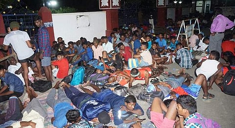 நாகை மாவட்ட விளையாட்டரங்கில் நடைபெறும் ராணுவத்திற்கான ஆள்சேர்ப்பு முகாமில் பங்கேற்க வந்தவர்கள் ஞாயிற்றுக்கிழமை இரவு விளையாட்டரங்கில் படுத்துறங்கிய பல்வேறு மாவட்டங்களைச் சேர்ந்த இளைஞர்கள்.