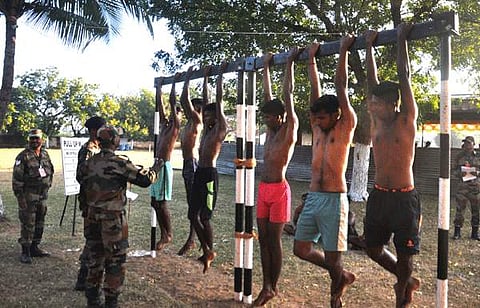 ராணுவ ஆள் சேர்ப்பு முகாமில் புல் அப்ஸ் தகுதியில் ஈடுபட்டுள்ள இளைஞர்கள்.