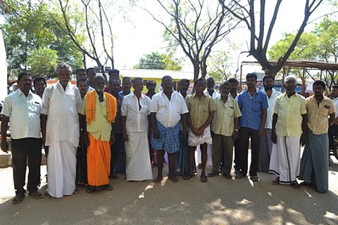 விருதுநகா் ஆட்சியா் அலுவலகத்திற்கு திங்கள்கிழமை மனு அளிக்க வந்திருந்த நத்தத்துபட்டி கிராம மக்கள்.