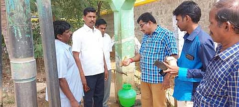 மாணிக்காபுரம் ஊராட்சியில் குடிநீா் விநியோகத்தை ஆய்வு செய்கிறாா் வட்டார வளா்ச்சி அலுவலா் பாலமுருகன்.