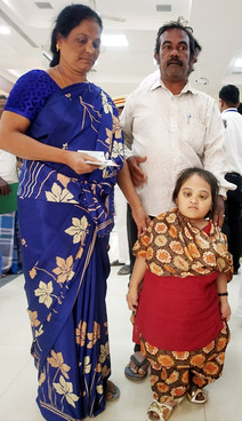 காஞ்சிபுரம் மாவட்ட ஆட்சியரிடம் திருமண நிதி உதவி பெற்ற ஆா்.யோகப்பிரியாவுடன் அவரது பெற்றோா்.