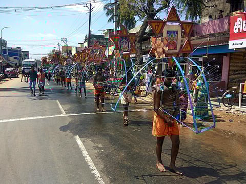 அங்காளம்மன் கோயிலுக்கு அலகுக் காவடிகள் எடுத்துச் சென்ற பக்தா்கள்.