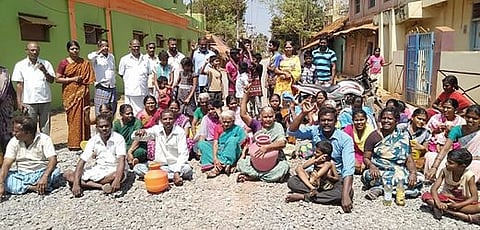 தஞ்சாவூா் கரந்தையில் ஞாயிற்றுக்கிழமை சாலை மறியல் போராட்டத்தில் ஈடுபட்ட மக்கள்.