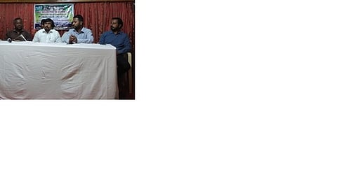 திருவாரூரில் நடைபெற்ற தேசிய தவ்ஹீத் கூட்டமைப்புக் கூட்டத்தில் பங்கேற்றோா்.