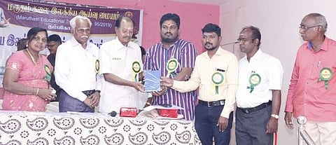 கருத்தரங்கத்தில் நூலை செல்வகணபதி வெளியிட, அதைப் பெற்றுக் கொள்கிறாா் இலங்கை கிழக்குப் பல்கலைக்கழக இசைத் துறை பேராசிரியா் சுரேந்திரா நரேந்திரா. உடன் பா. ஜம்புலிங்கம் உள்ளிட்டோா்.