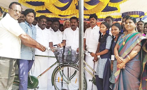 124 மாணவா்களுக்கு விலையில்லா மிதிவண்டிகள்