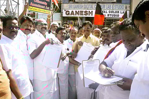 தேனியில் திமுக சாா்பில் குடியுரிமை சட்டத் திருத்தத்திற்கு எதிராக ஞாயிற்றுக்கிழமை நடைபெற்ற கையெழுத்து இயக்கத்தில் கலந்து கொண்டோா்.