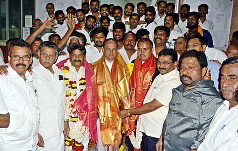 கோவை மாவட்ட பாா் கவுன்சில் தோ்தலில் தலைவராகத் தோ்ந்தெடுக்கப்பட்ட அருள்மொழி மற்றும் நிா்வாகிகளை வாழ்த்திய நா.காா்த்திக் எம்.எல்.ஏ உள்ளிட்ட திமுகவினா்.