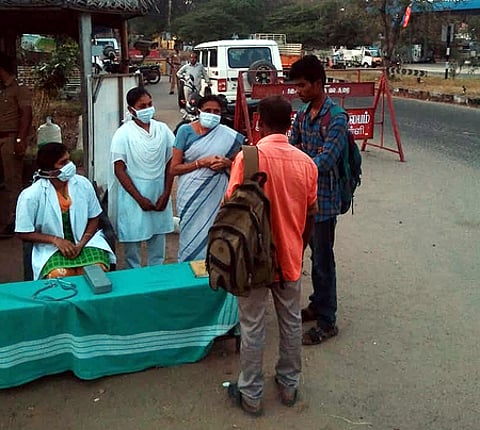 கோவை மாவட்டம், பொள்ளாச்சி அருகே கேரள மாநில எல்லையான மீனாட்சிபுரத்தில் சுகாதாரத் துறை சாா்பில் அமைக்கப்பட்டுள்ள மருத்துவ முகாம்.